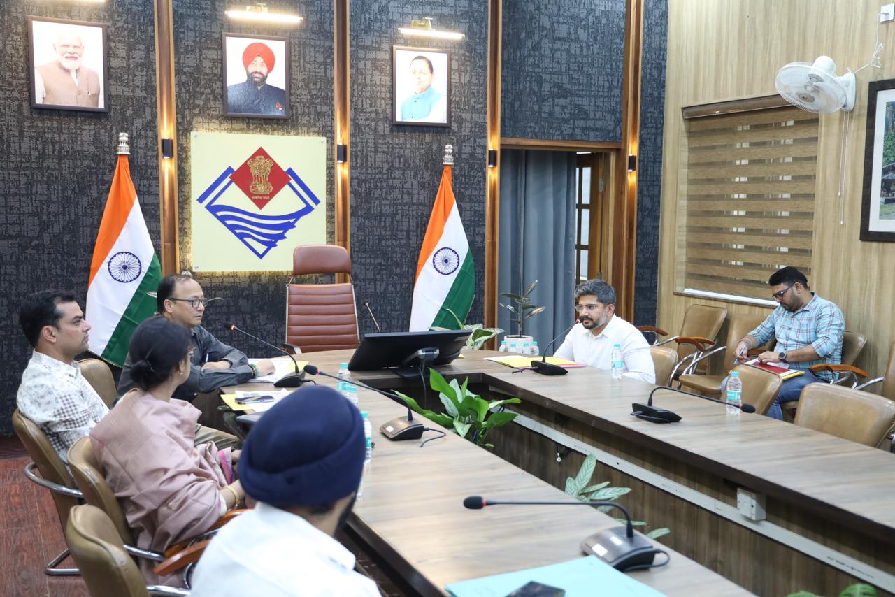 भारत निर्वाचन आयोग के अधिकारियों के साथ बैठक में घर-घर सत्यापन एवं डिजिटाइजेशन कार्य में तेजी लाने के दिए निर्देश
