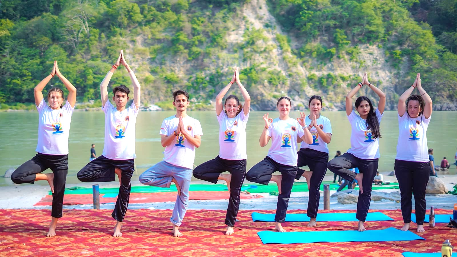स्वर्गाश्रम ट्रस्ट ने गंगा घाट पर 12वां अंतर्राष्ट्रीय योग दिवस मनाया